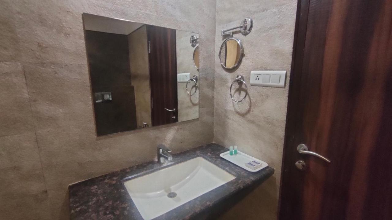 Hotel Sach Regency Ānand Extérieur photo