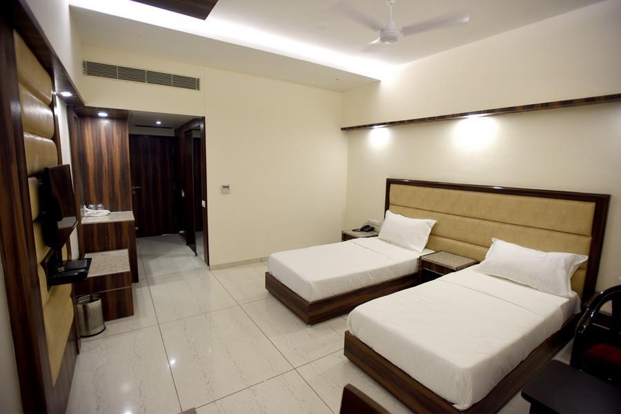 Hotel Sach Regency Ānand Extérieur photo