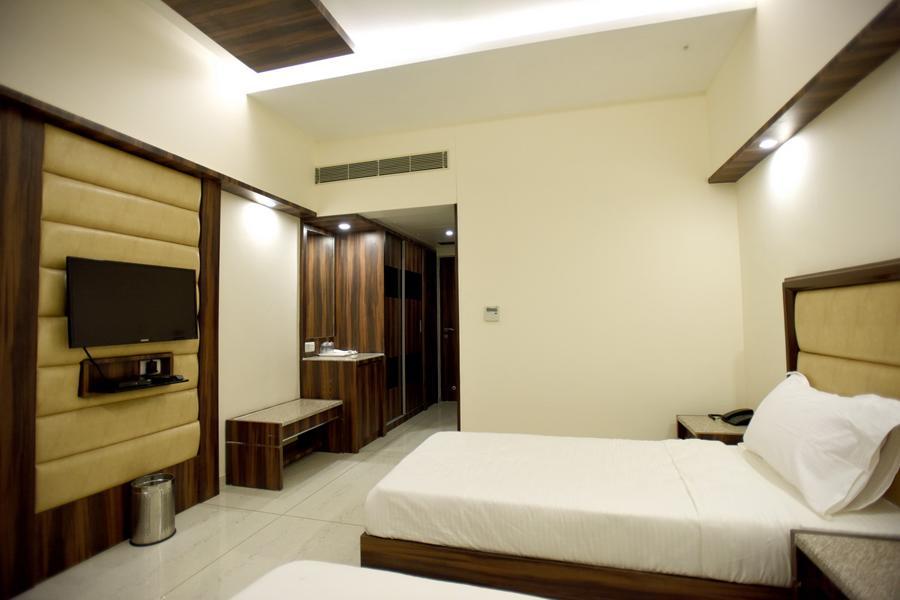 Hotel Sach Regency Ānand Extérieur photo