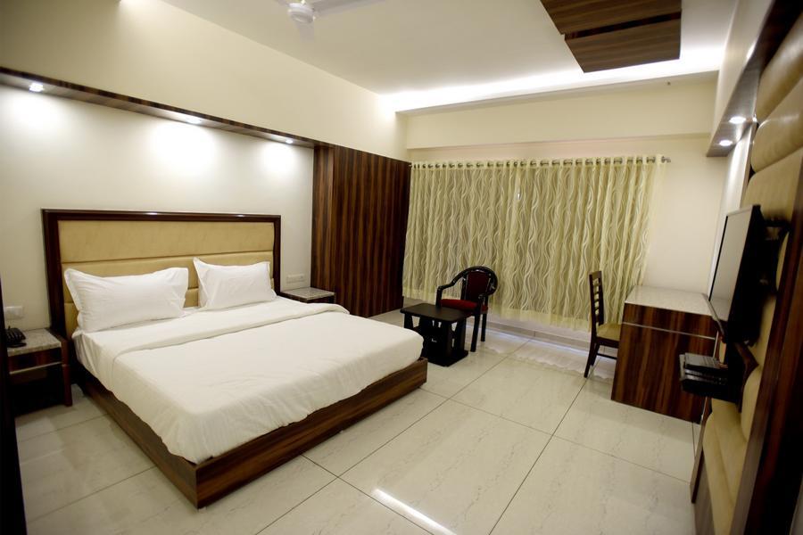 Hotel Sach Regency Ānand Extérieur photo